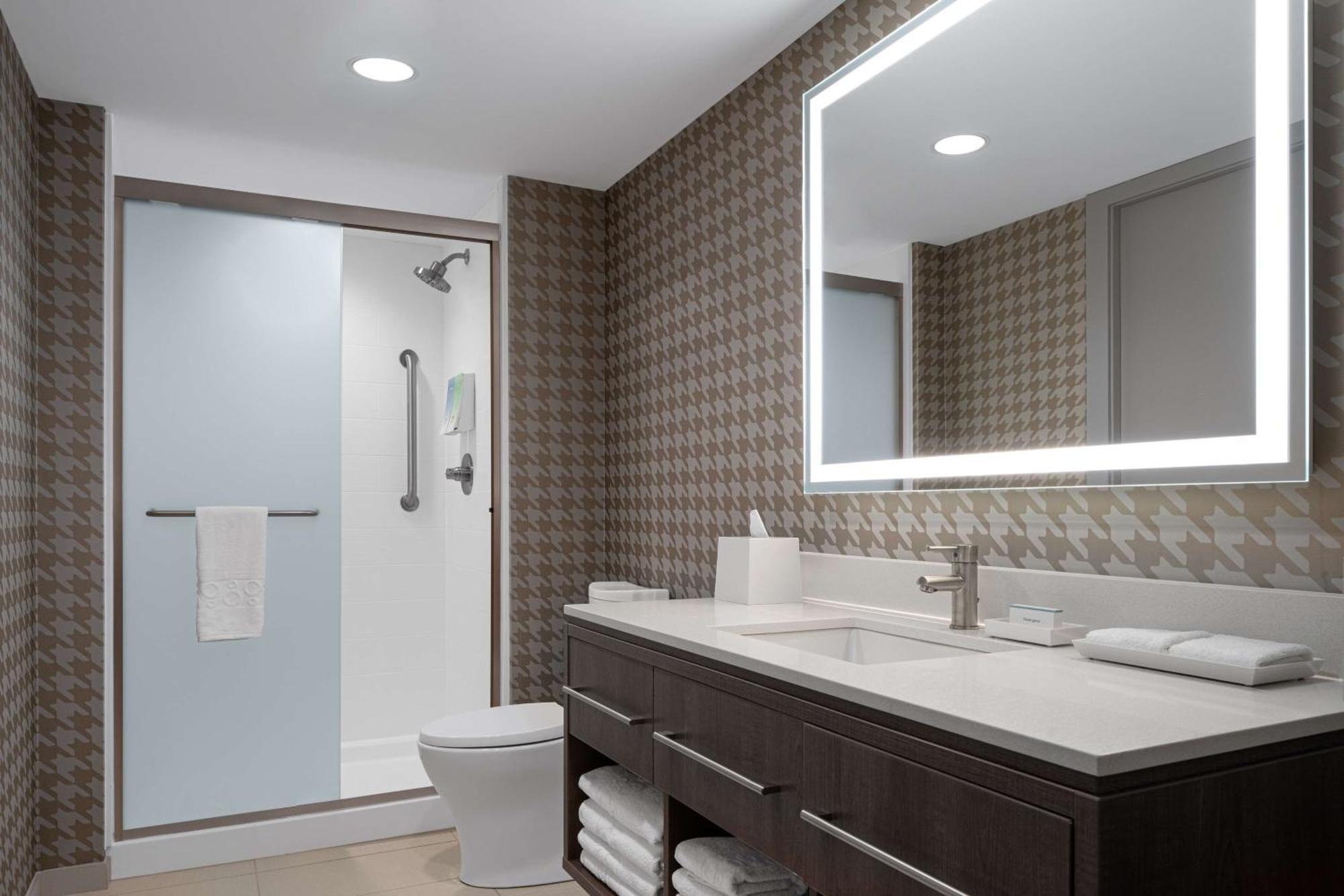 Home2 Suites By Hilton Des Moines At Drake University Zewnętrze zdjęcie