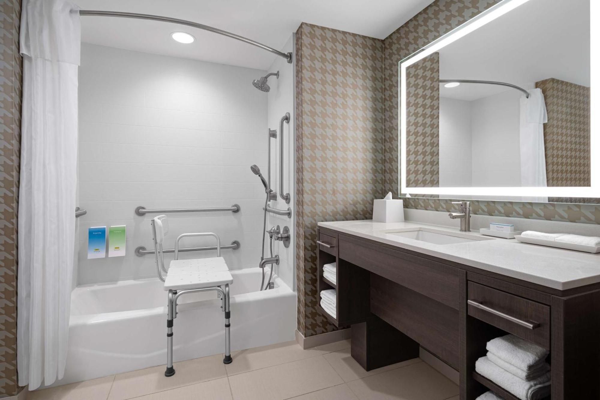 Home2 Suites By Hilton Des Moines At Drake University Zewnętrze zdjęcie