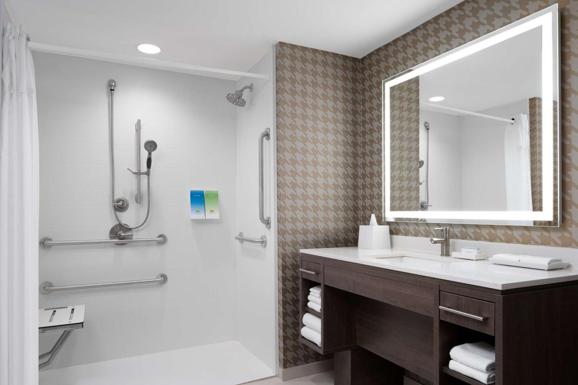 Home2 Suites By Hilton Des Moines At Drake University Zewnętrze zdjęcie